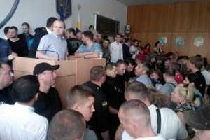 В облсовете Ровно драку между депутатами разнимали бойцы Национальной гвардии