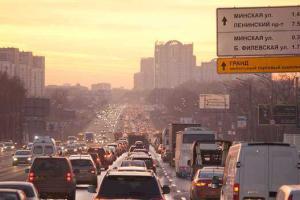 На трассе Москвы засняли мужчину на игрушечном авто