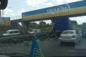На Львовщине водители разворовали пиво из попавшей в ДТП фуры