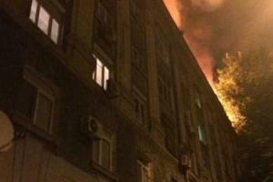 Масштабный пожар в Днепре: патрульные на руках выносили людей из пылающей пятиэтажки