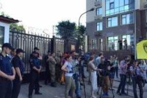Активисты заблокировали российское консульство в Одессе, не дав провести прием ко Дню России