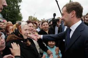 YouTube "взорвала" песня Слепакова по мотивам адресованной пенсионерам фразы Медведева