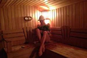Абсолютно голая Волочкова позирует в бане, прикрывшись березовым веников