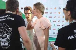 Необычный наряд Ксении Собчак не смог спрятать большой живот