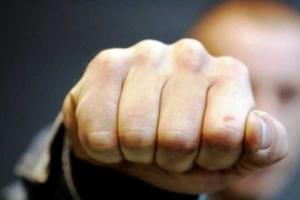 Неизвестные в балаклавах напали на киевлянина, который выходил из банка: забрали 2 млн грн