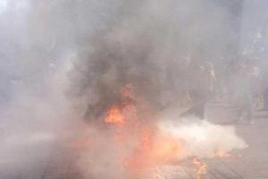 Под мэрией Одессы активисты подожгли шины 