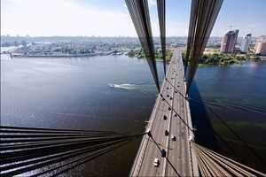 Движение автотранспорта по Московскому мосту в Киеве будет частично ограничено