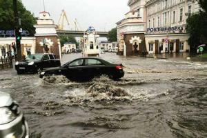 Месячная норма осадков выпала в Одессе: главпочтамт залило водой
