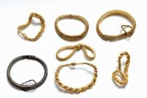 Археологи раскопали золотые запасы викингов: сокровища весят около одного килограмма