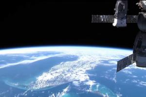 Камера МКС засняла стыковку НЛО с космической станцией