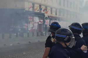 Побоище фанатов в Марселе: полиция применила слезоточивый газ