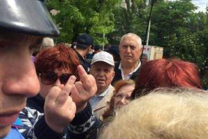 В Сети высмеяли одесских пенсионеров за неприличные жесты «Правому сектору»
