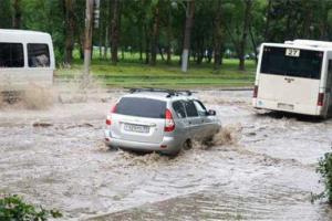 Российский город Пермь ушел под воду: люди переплывают дорогу кролем