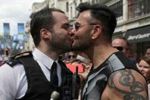 На ЛГБТ-параде в Лондоне полицейский сделал предложение своему бойфренду