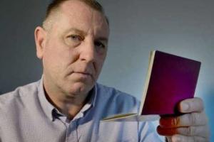 Неудачное фото в паспорте превратило британца в Гитлера