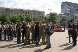 В Днепре участники АТО протестуют под мэрией и требуют предусмотренные законом земельные участки