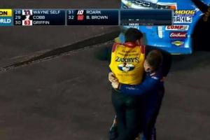 Автогонщики NASCAR устроили "разборки" после гонки