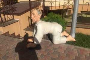 В Киеве появился стоящий на коленях и привязанный на цепь Путин