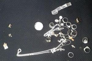 На блокпосту задержали мужчину с полным носком ювелирных украшений