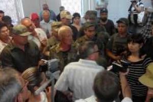 Беспорядки в суде Мариуполя: провокаторы хотели сорвать заседание по убийству силовика СБУ