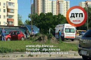 В Киеве Тойота сбила мотоциклиста