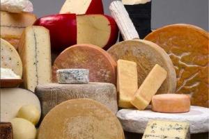 Блогер: Туристы из России сметают все французские сыры с полок магазинов, попадая заграницу