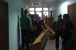 «Правый сектор» взял в осаду одесский суд и угрожает судьям