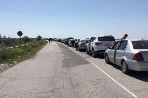 Украинские туристы массово едут в Крым: сотни машин пересекают Чонгар