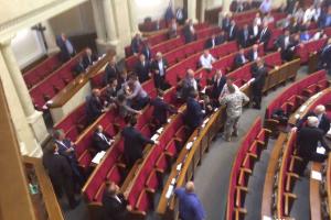 Во время драки в Раде депутаты Оппоблока разбили нос Парасюку