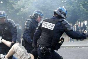 В Париже во время акции протеста произошли жестокие столкновения с полицией