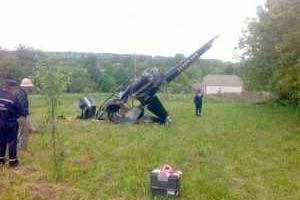На Хмельниччине вертолет зацепился за провода и рухнул на поле