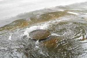 Берег Алупки в Крыму смывает потоком прорванной канализации