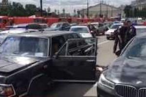 Возле Кремля из-за бомжа на раритетном авто произошла погоня со стрельбой