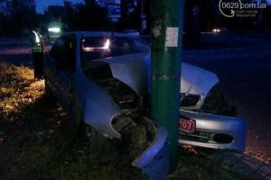 В Мариуполе Daewoo на Приморском бульваре врезался в столб