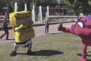 В России на детском празднике подрались Губка Боб и Ежик из "Смешариков"