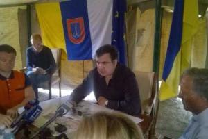 Саакашвили сдержал обещание и перенес свой кабинет в палатку на трассе