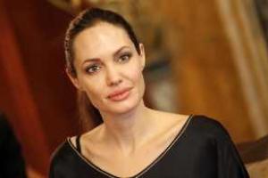 Анджелина Джоли надевает в жару шерстяные балахоны, чтобы скрыть худобу