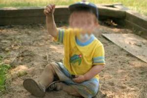 В Мариуполе женщина бросила маленького ребенка посреди улицы