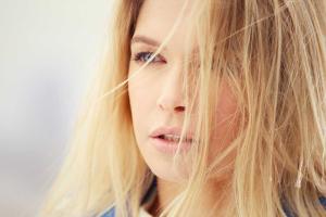 Вера Брежнева похвасталась фигурой в купальнике 