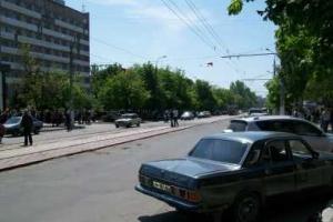 В Мариуполе на трамвайной остановке таксист избил людей 