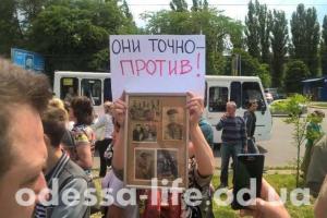 Митинг одесситов против переименования проспекта едва не закончился дракой