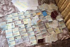 В Киеве СБУ поймала преступную группу, которая изготавливала фальшивые документы для выезда за границу