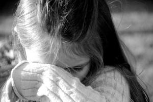 12-летнюю одесситку избил собственный отец до сотрясения мозга из-за отказа показать личную переписку