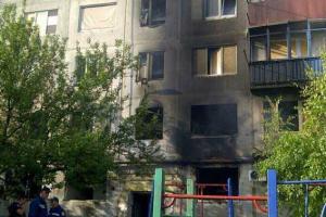 В Красногоровке снаряд попал в 5-этажку: разрушены квартиры, ранена женщина
