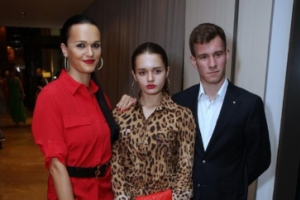 17-летнюю дочь певицы Славы осудили за желание выглядеть старше 