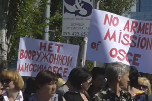 В сети смеются над безграмотным плакатом на митинге против ОБСЕ в Донецке