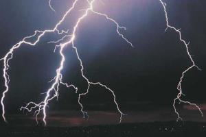 В Индии молнии убили 80 человек