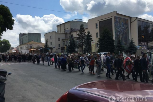 В Василькове несколько сотен человек пришли на похороны девочек, сбитых пьяным водителем