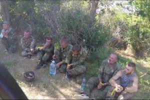 Журналист показал "великолепную семерку" широкинских пленников 