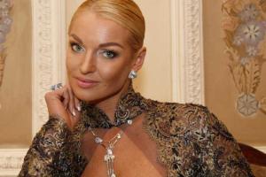 Обнаженная Анастасия Волочкова сделала фото у себя во дворе